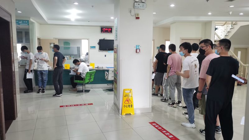 预约医生时，需要注意预约流程和注意事项。一般来说，可以通过以下几种方式预约：